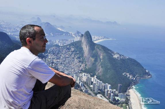 Admirando a vista do alto da Pedra da Gavea, no Rio de Janeiro